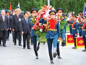 胡锦涛主席前往克里姆林宫的无名烈士墓敬献花圈