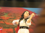 著名歌手郭蓉演唱《红旗飘飘》