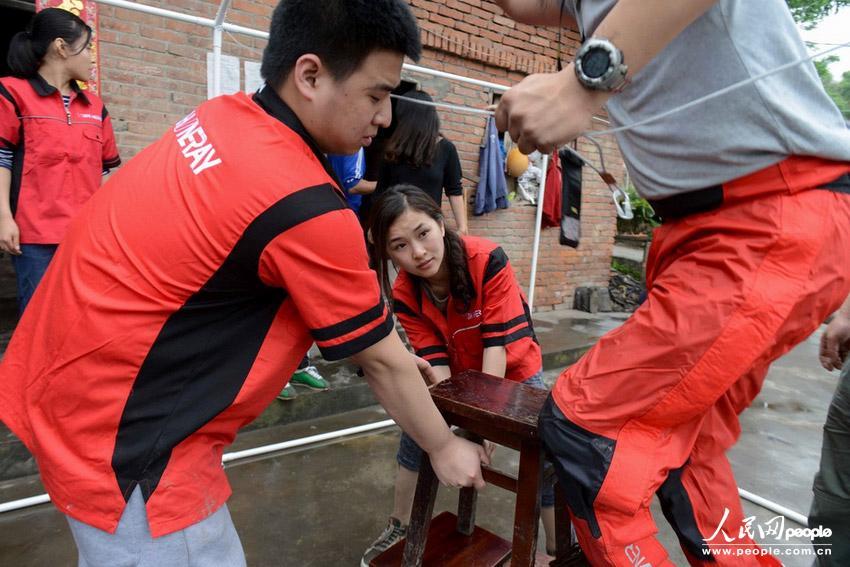 汶川地震断腿美女教师赴雅安灾区支援