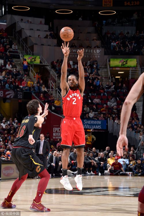 [高清组图]骑士爆‮大冷‬胜猛‮ 龙‬莱昂纳德25分