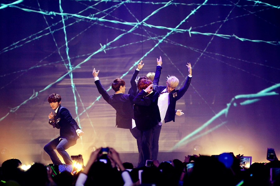 <em>歌曲</em>《<em>狼与美女</em>》 EXO-M_网络春晚_央视网(c