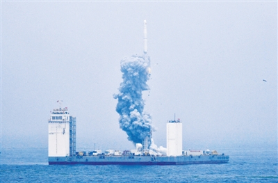 图③ 6月5日12时6分，我国在黄海海域用长征十一号海射运载火箭，将技术试验卫星捕风一号 A、 B星及五颗商业卫星顺利送入预定轨道，试验取得成功。这是我国首次在海上实施运载火箭发射技术试验。