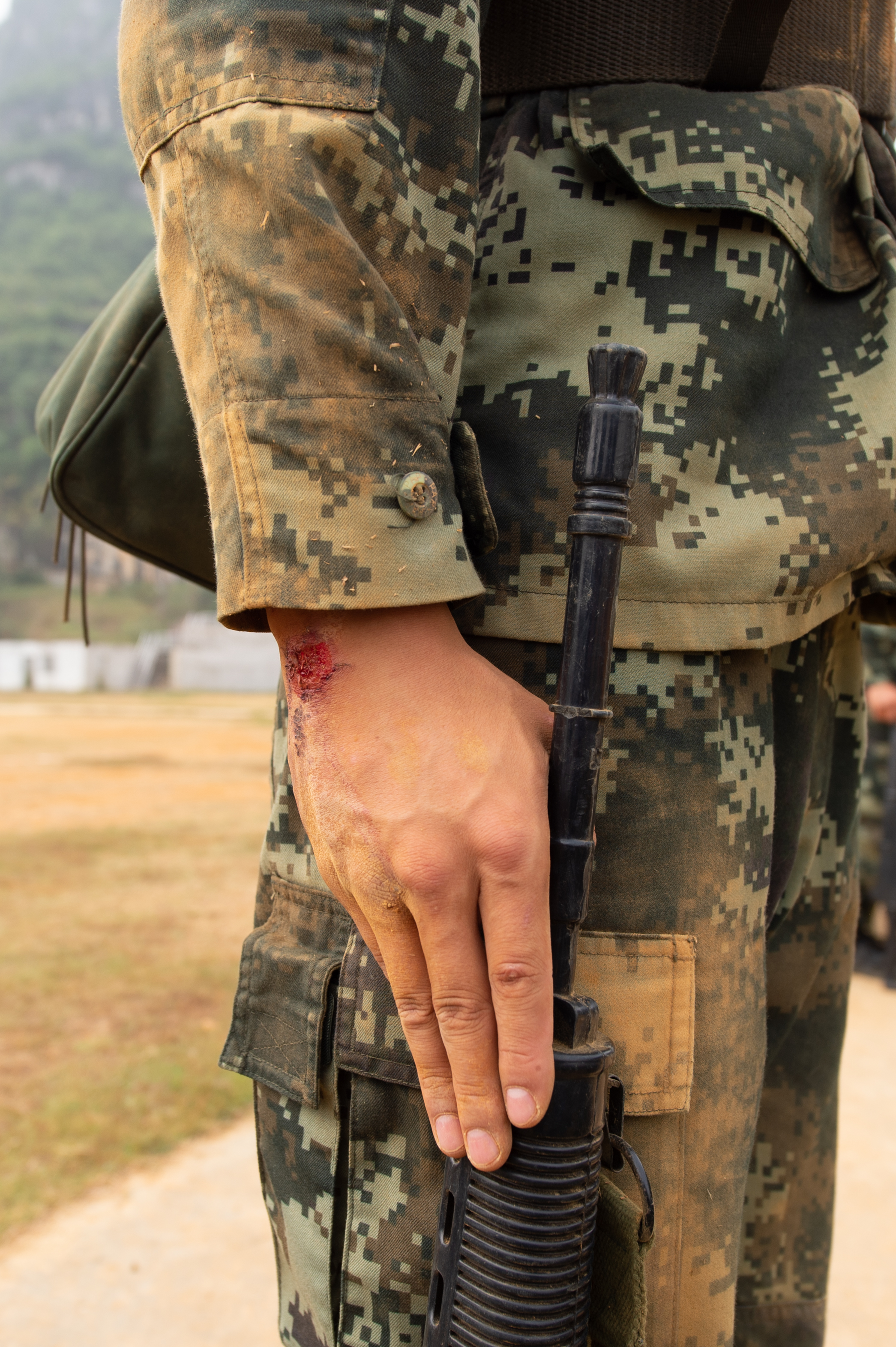 2020年11月16日，一名武警新兵在戰術訓練時手部受傷，但仍保持嚴謹的作風。