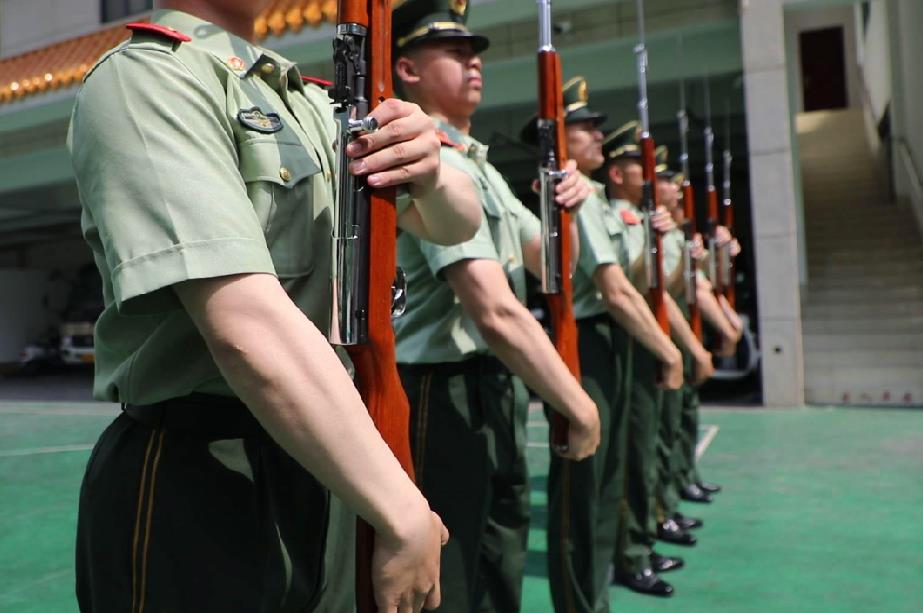 国旗班战士进行托枪定位训练。摄影：董亚涛