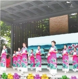 扬子社区的街坊节上，<a href=http://ask.bx9y.com/neike/laonianbingke/ target=_blank class=infotextkey>老年</a>志愿者表演旗袍秀。