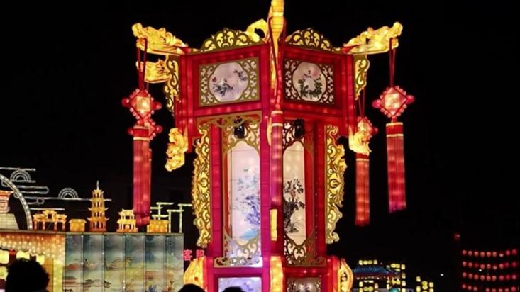 People enjoy lanterns for upcoming Lantern Festival