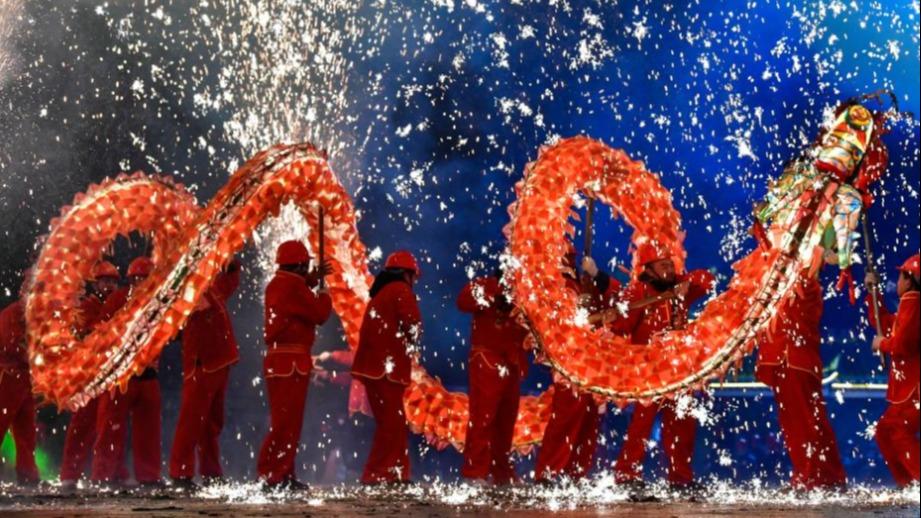 Fire dragon dance ignites Lantern Festival celebration in SW China