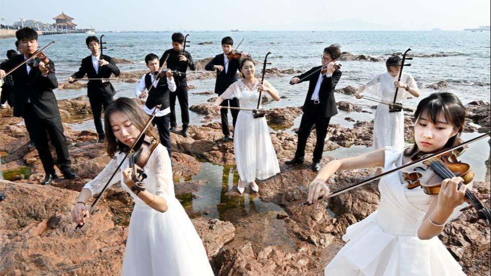 University students stage performances for public welfare in Qingdao