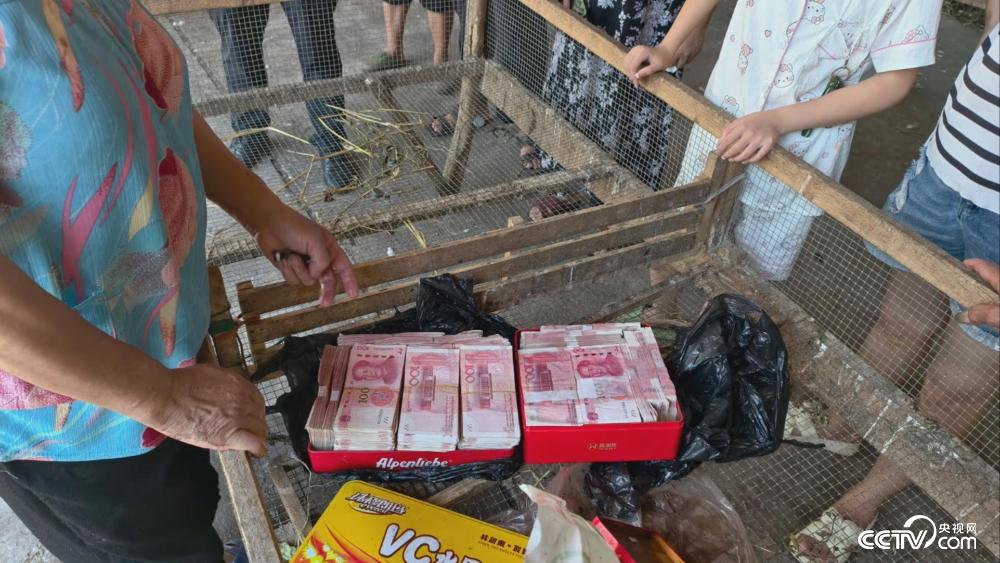 四川自贡40万元现金险被大火烧成灰消防员火场中救出老人毕生积蓄