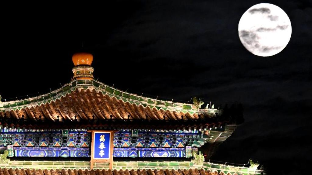 Full moon admired across China during Mid-Autumn Festival