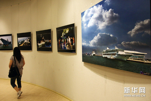 9月5日，观众在“走进滨海”旅游摄影作品展上参观。新华网图片 王青岩 摄