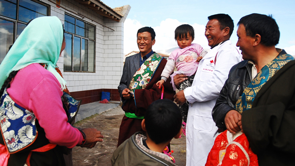 贡公麻村位于青海省海北藏族自治州刚察县，是一个牧业村，全村有500余户共2870人。作为村卫生室唯一的医生，50岁的昂青（右二）几乎每个月都要背着医药箱、骑着摩托车到村里巡诊。在青海，像昂青一样每月走村串户的村医有6689名，分散在全省4243个行政村卫生室。村卫生室是农村公共卫生服务体系的基础，乡村医生在县乡村三级服务网络中的