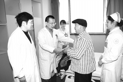 杨培增为贫困患者捐款。