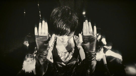 李宇春《Hello Baby》MV 默片形式主打复古风