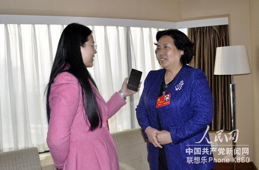十八大代表，北京市委委员，北京市妇联党组书记、主席赵津芳（右）接受人民网记者罗旭采访