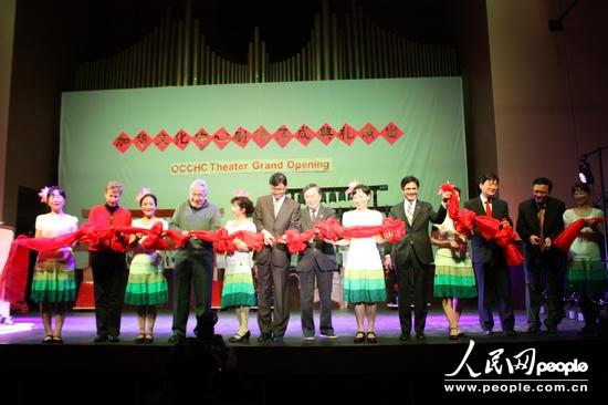 图为中国驻加使馆刘晋和贺毅群公使衔参赞与安省和渥太华省市议员共同为新剧场竢工剪彩。