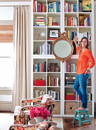 室内设计师Meg Lonergan设计了一个可以把书堆到天花板的落地书架。靠墙的设计增加了这个书柜带给人的安全感，书柜前面悬挂的镜子给这个空间带来了趣味。