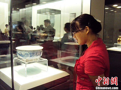 “陶瓷撷英——国家文物局划拨海南省博物馆入藏文物特展”20日在海南省博物馆开展，展出了包括9件一级文物在内的130件珍贵文物。图为市民参观展览。中新社发 张茜翼 摄