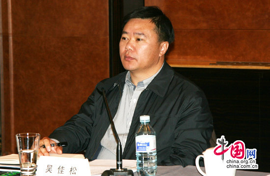  中共中央直属机关团工委副书记、中直青联主席吴佳松在座谈会上认真聆听各位与会代表发言。中国网 傅阳 摄