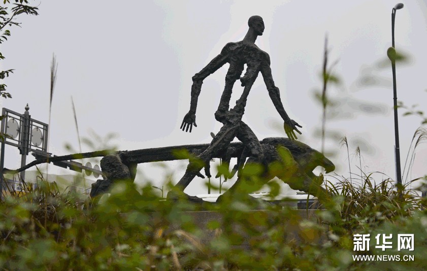  这是一件名为“我们同行”的雕塑，展现人与猛兽一同穿行在田野的场景（11月23日摄）。