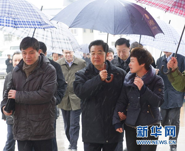 　　12月26日至29日，国家主席胡锦涛在江苏考察工作。这是胡锦涛在盐城市恒北村考察时为讲解的村支书打伞。 新华社记者李学仁摄