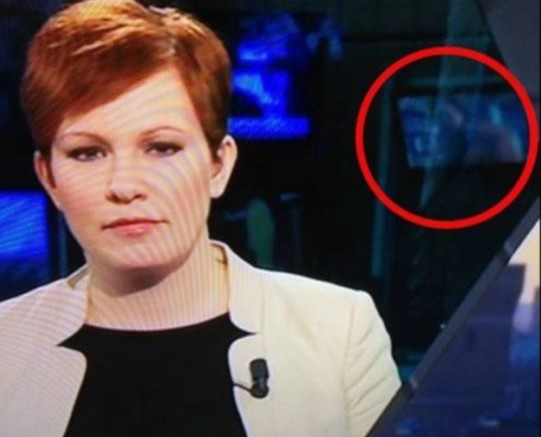 瑞典新闻节目直播间背景放10分钟<em>情色</em>片_综艺