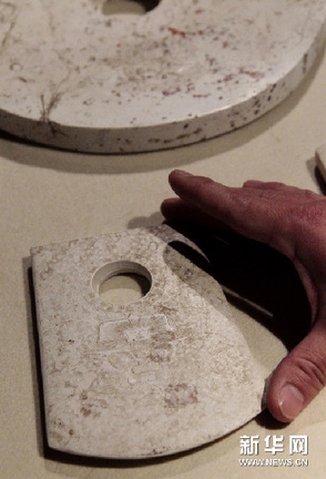 1月10日，来宾在观看史前良渚文化玉器标本。新华网图片 汪永基 摄