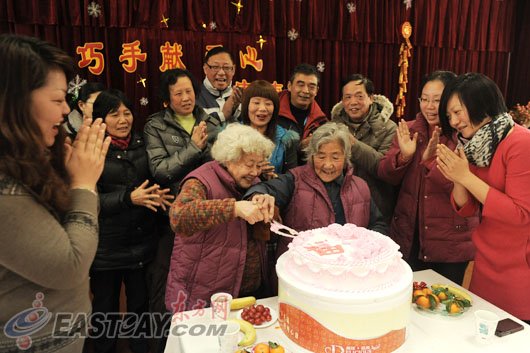 耄耋<em>老人</em>十年<em>织</em>800余件<em>毛衣</em>捐赠结下姐妹缘_