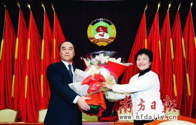  市政协五届四次会议昨日落下帷幕，新当选的政协主席王穗明向白云将赠送鲜花。