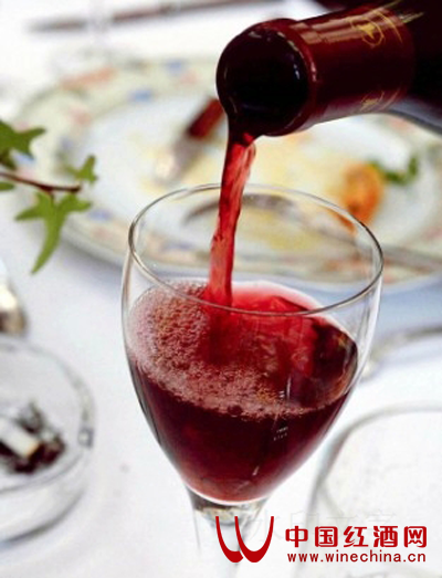 常饮葡萄酒预防牙龈疾病