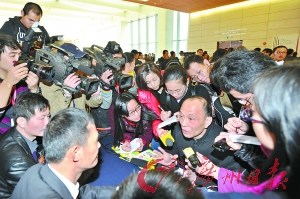 广州政协委员问政最低工资标准遭拒人社局长道歉