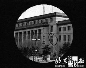 枪手可能藏匿于车中，当车经过人民大会堂时开枪射击。