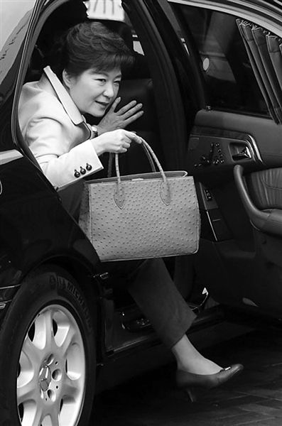 朴槿惠被指用超100万韩元高档手提包 发言人否