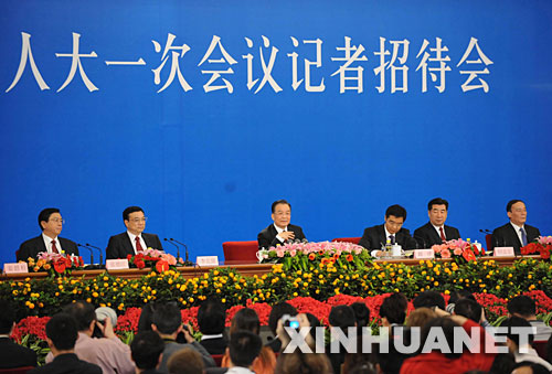 3月18日，国务院总理温家宝和副总理李克强、回良玉、张德江、王岐山在北京人民大会堂与中外记者见面，并回答记者提问。