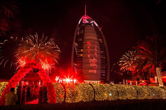 迪拜帆船酒店蛇年劲吹中国风