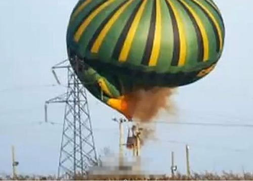 2月26日，在埃及旅游城市卢克索附近，警察和救援人员在发生热气球爆炸事故的现场查看热气球残骸。