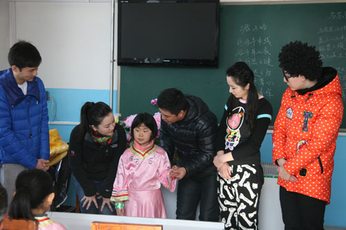 少儿频道主持人采访“孝心少年"学生刘思远，她长期照看聋哑父母