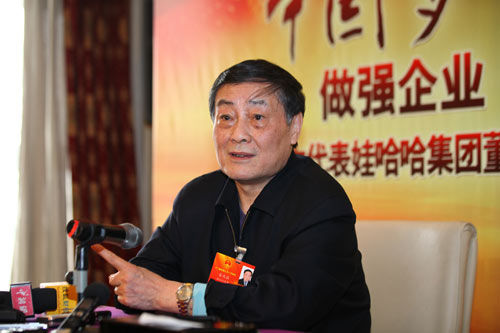 全国人大代表、杭州娃哈哈集团董事长宗庆后是连任三届的老人大代表，近年来他主要关注完善收入分配、加大教育投入等方面的问题。