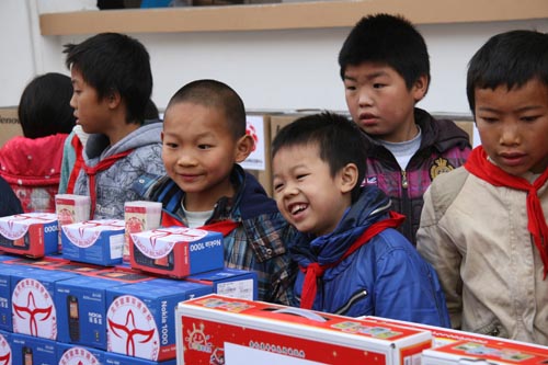 云南昭通彝良毛坪小学的同学们对收到捐赠物品感到非常开心
