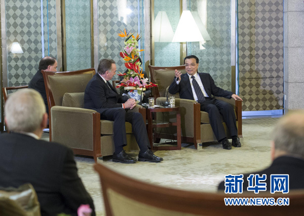 2012年12月12日，李克强出席中国环境与发展国际合作委员会2012年年会开幕式并讲话，会前会见部分国合会外方委员。新华社记者 王晔 摄