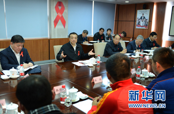 2012年11月26日下午，李克强在北京与防治艾滋病民间组织、有关国际组织的代表座谈。 新华社记者 马占成 摄