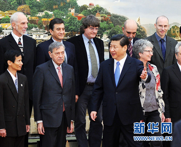 2012年12月5日，习近平邀请在华工作的外国专家代表在北京人民大会堂座谈，听取他们对中国发展的看法和建议。
