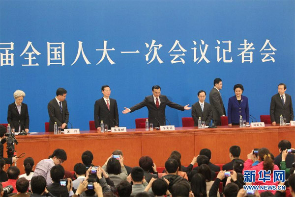 3月17日，国务院总理李克强和副总理张高丽、刘延东、汪洋、马凯在北京人民大会堂与中外记者见面，并回答记者提问。 记者 邢广利摄