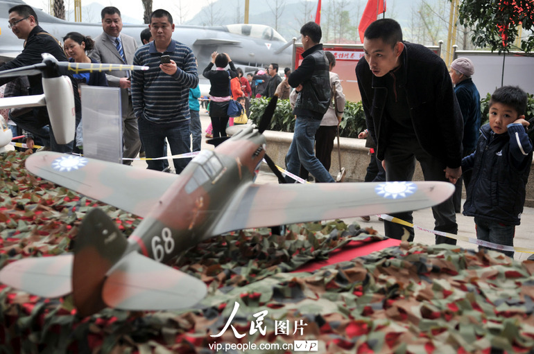南充市“崛起中国•中国军队新装备展”吸引市民参观。