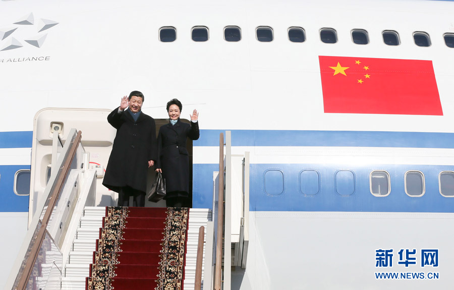     3月22日，中国国家主席习近平抵达莫斯科，开始对俄罗斯进行国事访问。这是习近平和夫人彭丽媛向前来欢迎的人们挥手致意。