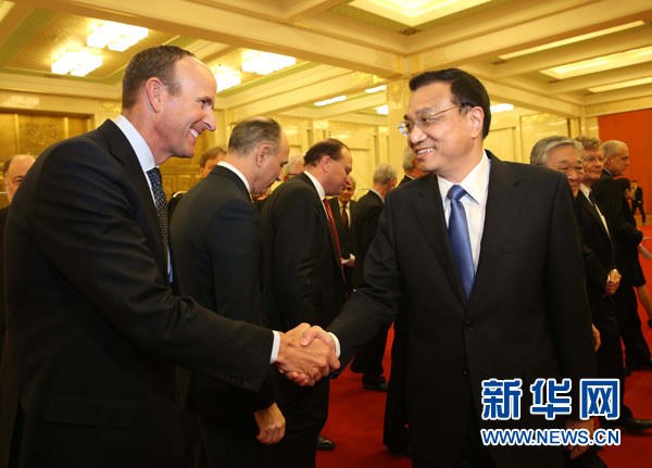 3月25日，国务院总理李克强在北京人民大会堂同出席中国发展高层论坛2013年会的境外代表座谈。这是座谈前，李克强与境外代表握手。新华社记者刘卫兵摄