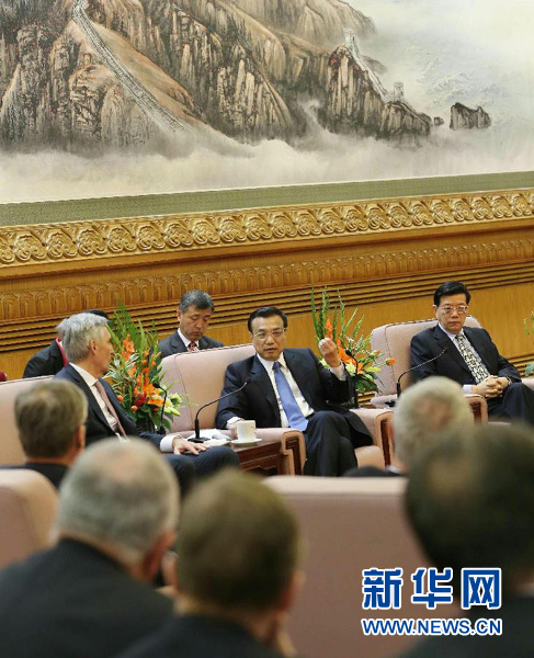 3月25日，国务院总理李克强在北京人民大会堂同出席中国发展高层论坛2013年会的境外代表座谈。 新华社记者刘卫兵摄