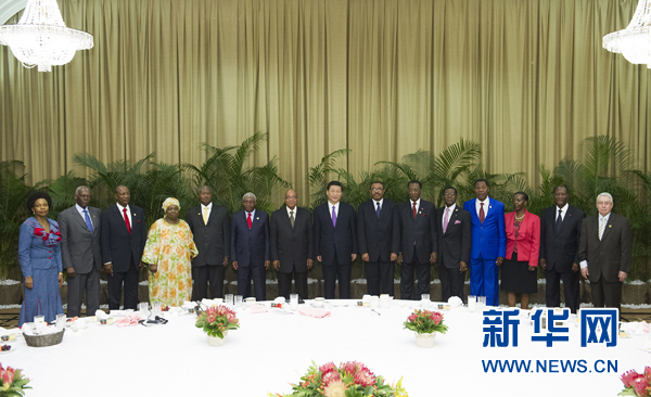 3月28日，国家主席习近平在南非德班同非洲国家领导人举行早餐会。这是早餐会后，习近平同与会领导人合影。