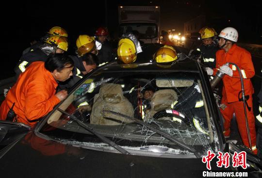 浙江嘉兴一货车追尾小轿车 致3人亡2人伤高清图片