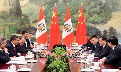 4月8日，中国国务院总理李克强在北京人民大会堂会见秘鲁总统乌马拉。记者 姚大伟 摄